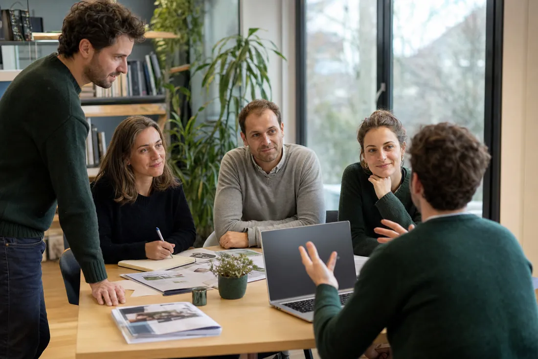 Une équipe formée à son nouvel outil autour d’une table
